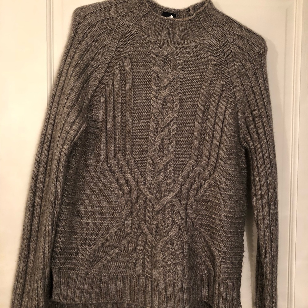Gap sweater